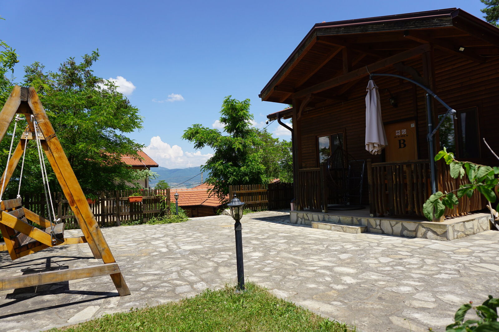 Първа къща на горната тераса с панорама към Рила